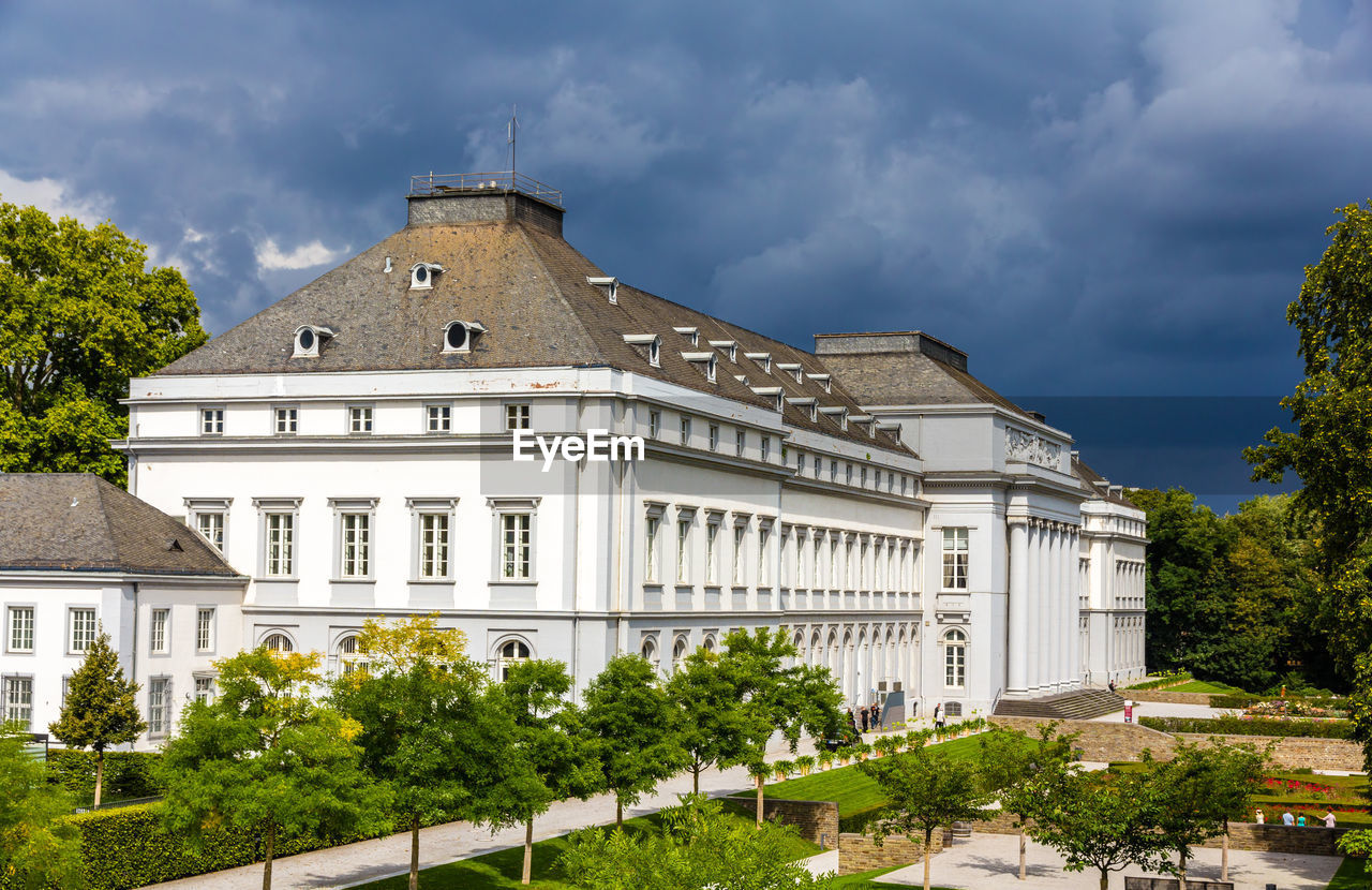 LOW ANGLE VIEW OF HISTORICAL BUILDING AGAINST SKY