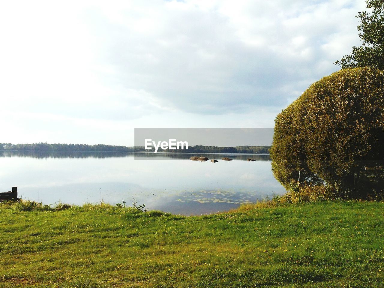 IDYLLIC VIEW OF LAKE AGAINST SKY