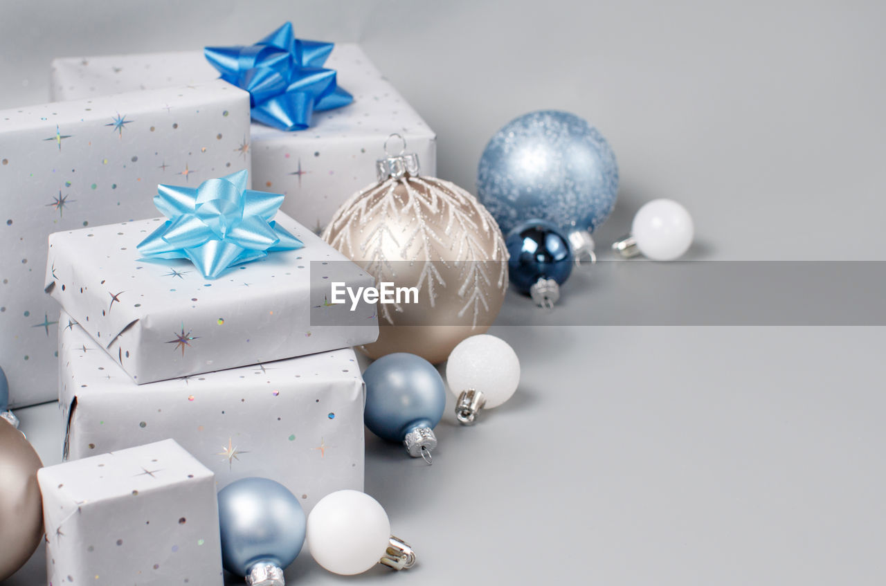 HIGH ANGLE VIEW OF CHRISTMAS DECORATION IN BOX