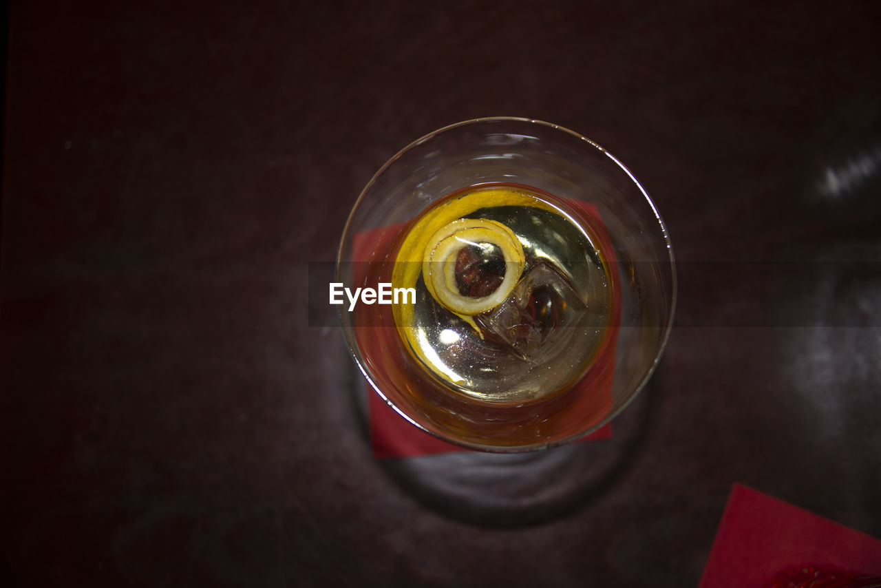 HIGH ANGLE VIEW OF GLASS OF DRINK ON TABLE