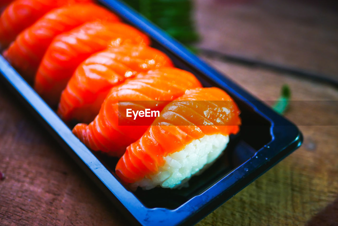 HIGH ANGLE VIEW OF SUSHI SERVED ON TRAY