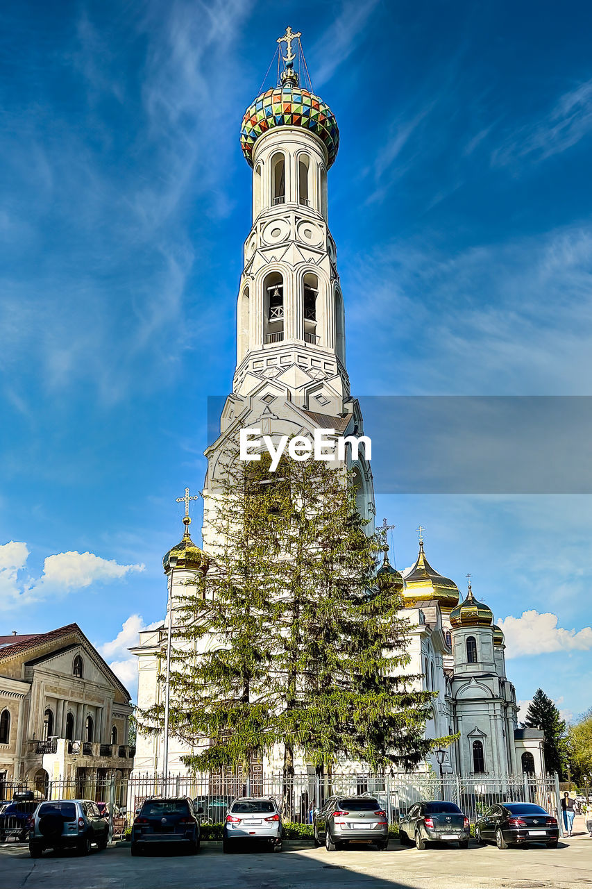 EXTERIOR OF BUILDING AGAINST SKY IN CITY DURING SUNNY DAY