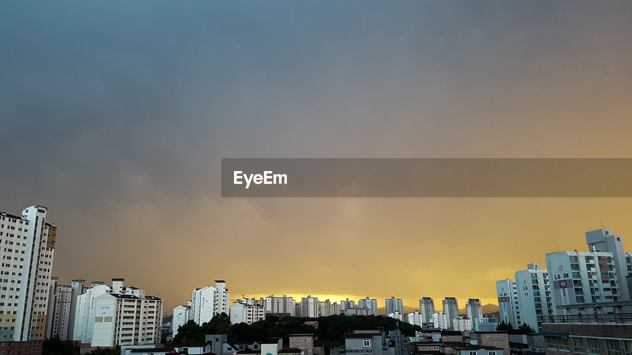 CITY SKYLINE AT SUNSET