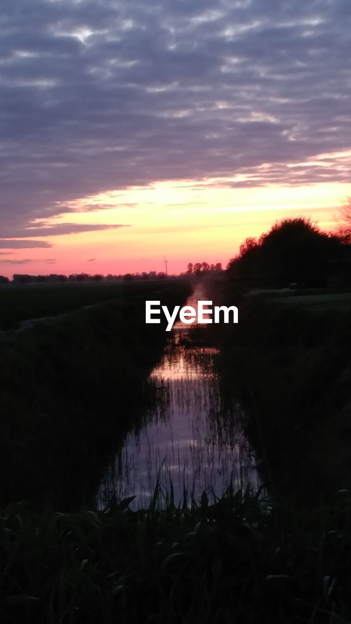 SCENIC VIEW OF RIVER AGAINST CLOUDY SKY