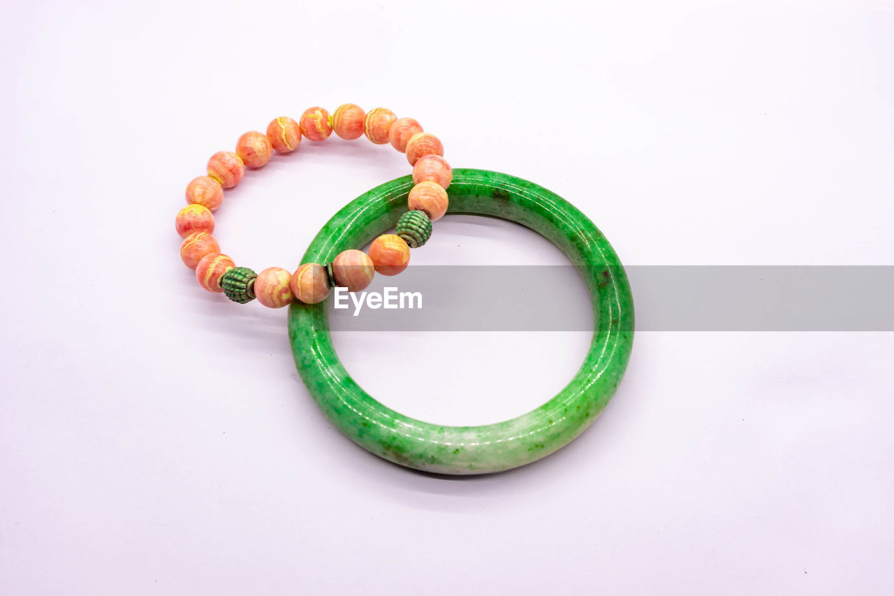 HIGH ANGLE VIEW OF GREEN LEAF OVER WHITE BACKGROUND