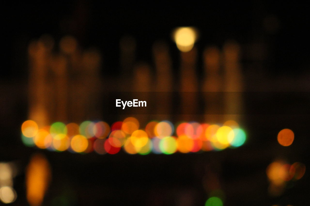 DEFOCUSED IMAGE OF ILLUMINATED LIGHTS