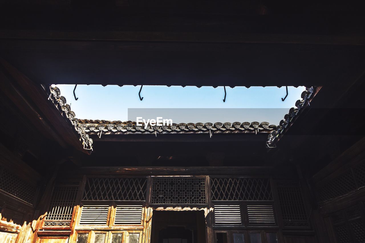 LOW ANGLE VIEW OF BUILDINGS AGAINST SKY