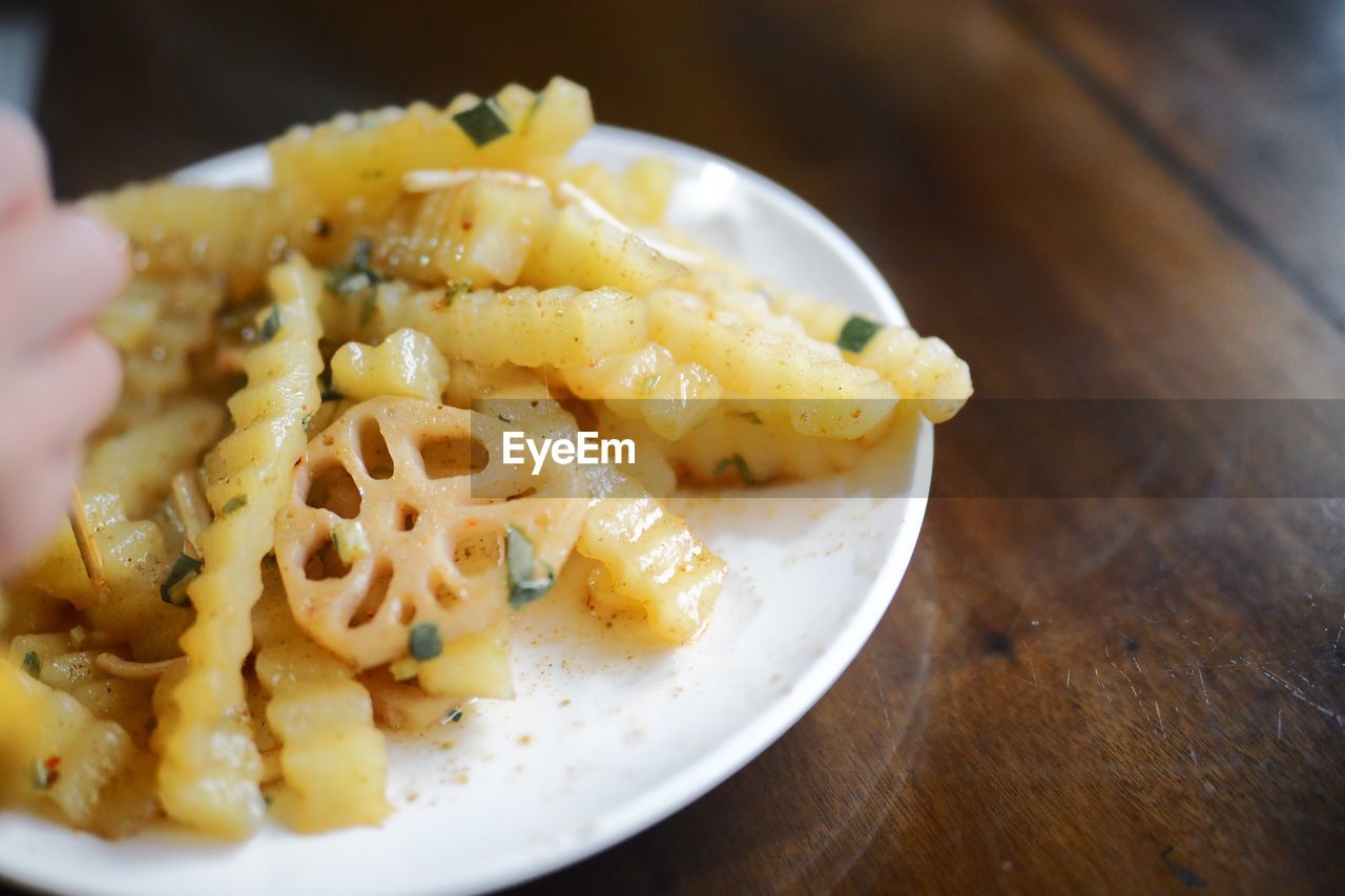 HIGH ANGLE VIEW OF PASTA IN PLATE