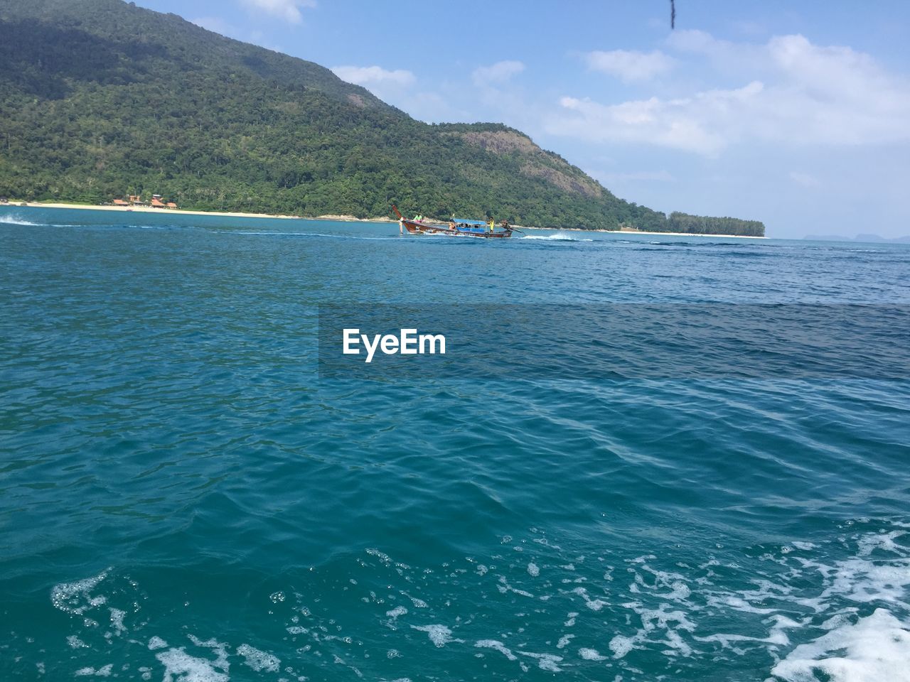 SCENIC VIEW OF SEA BY MOUNTAIN AGAINST SKY