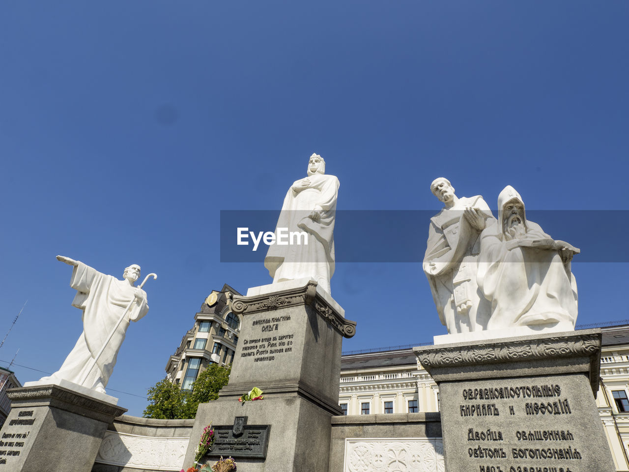 LOW ANGLE VIEW OF STATUE AGAINST SKY