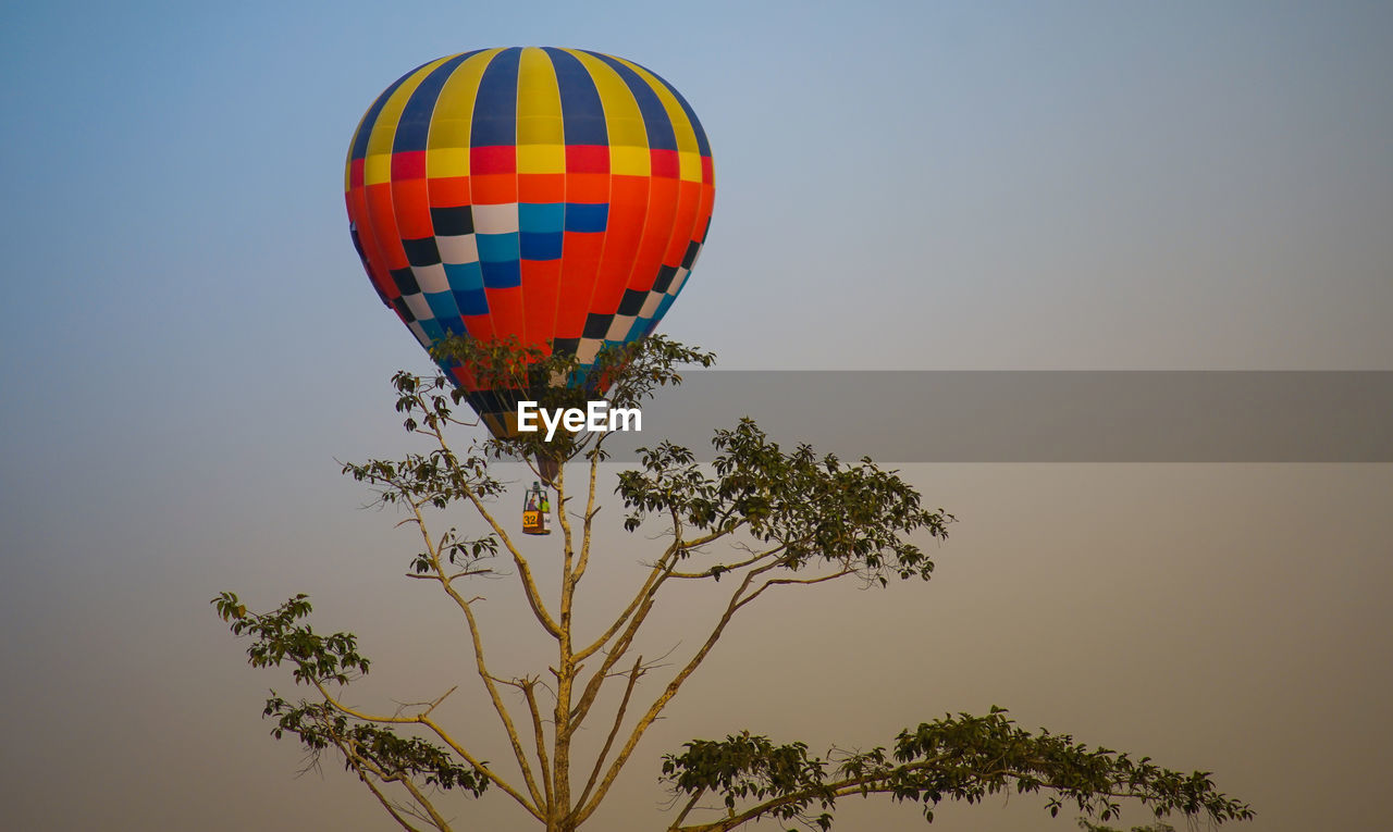 LOW ANGLE VIEW OF HOT AIR BALLOON FLYING AGAINST SKY