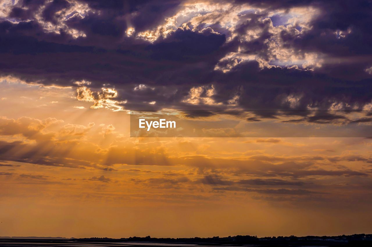 SCENIC VIEW OF DRAMATIC SKY OVER SEA