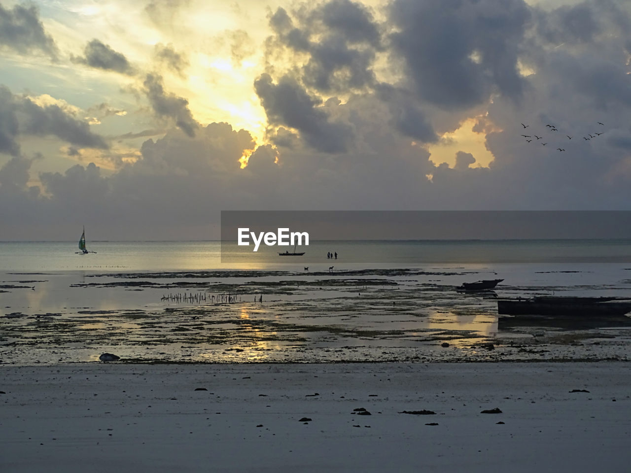 SCENIC VIEW OF SEA AGAINST SUNSET SKY