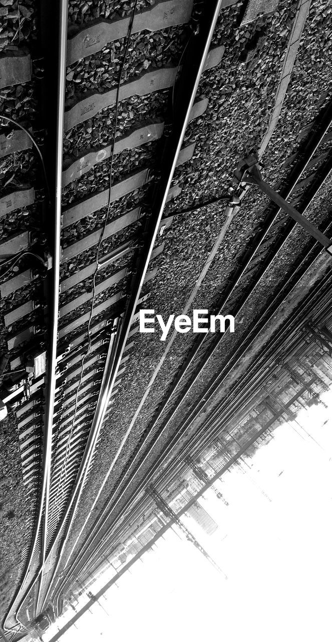 LOW ANGLE VIEW OF MODERN BUILDING SEEN THROUGH CEILING