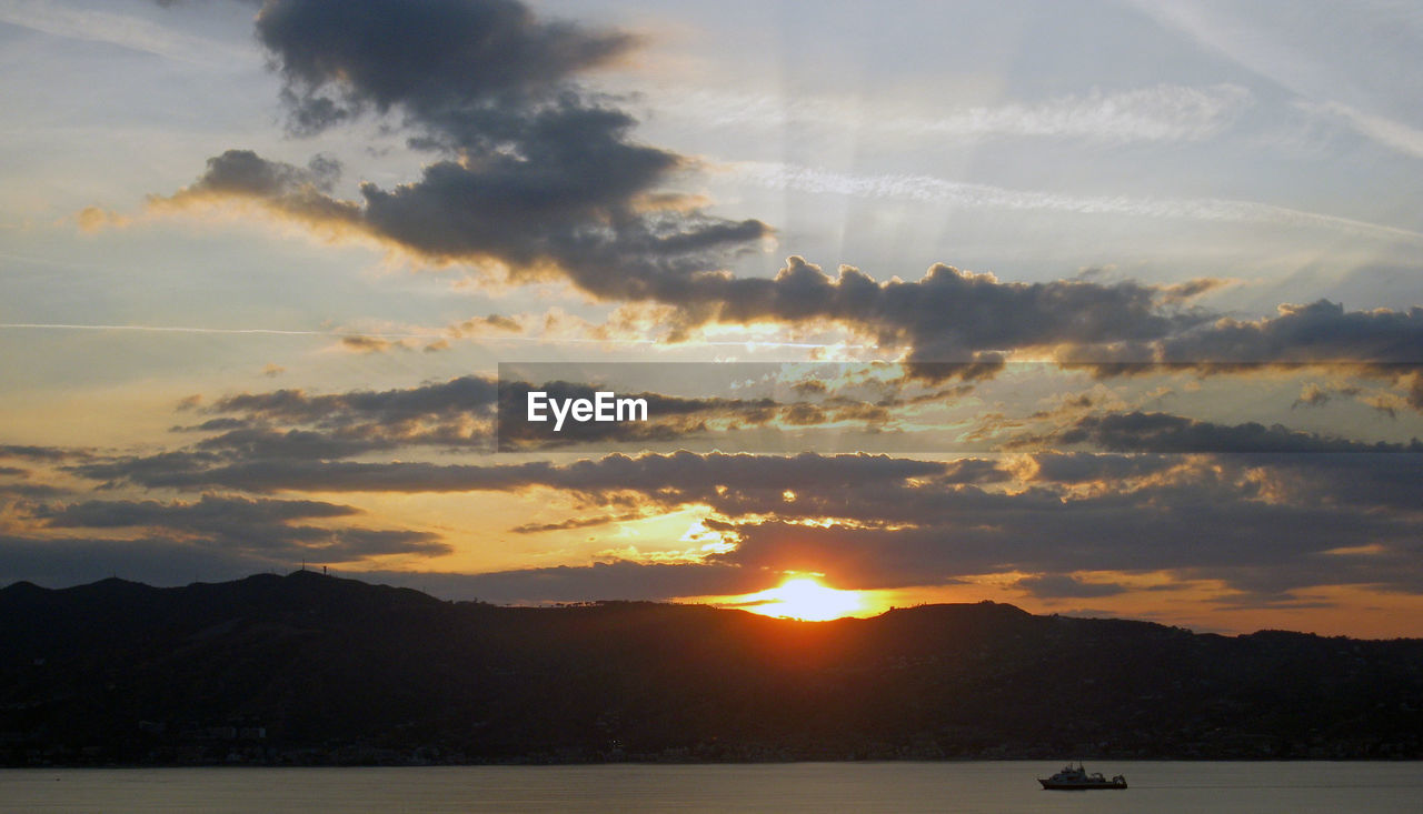 SCENIC VIEW OF SILHOUETTE MOUNTAIN AGAINST SKY DURING SUNSET