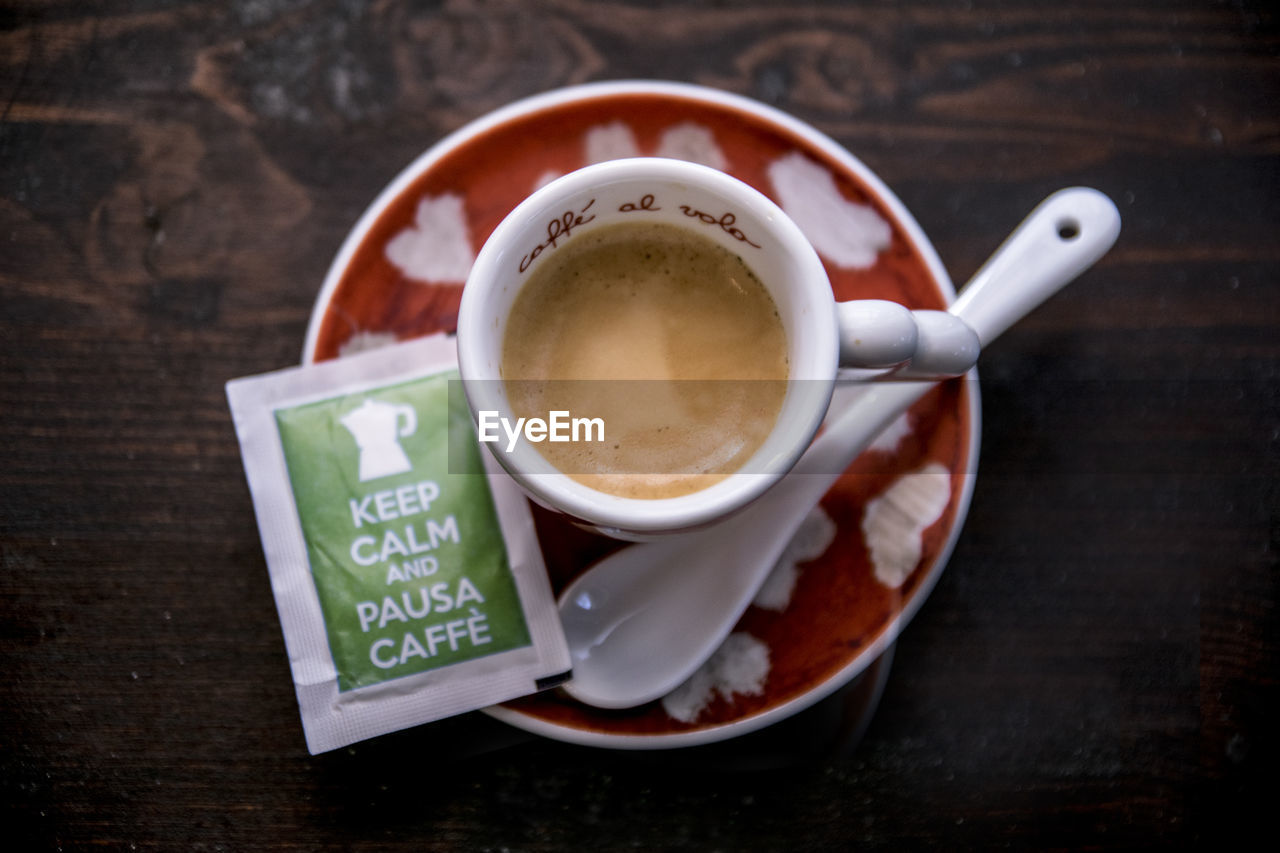 HIGH ANGLE VIEW OF COFFEE CUP OVER WHITE BACKGROUND