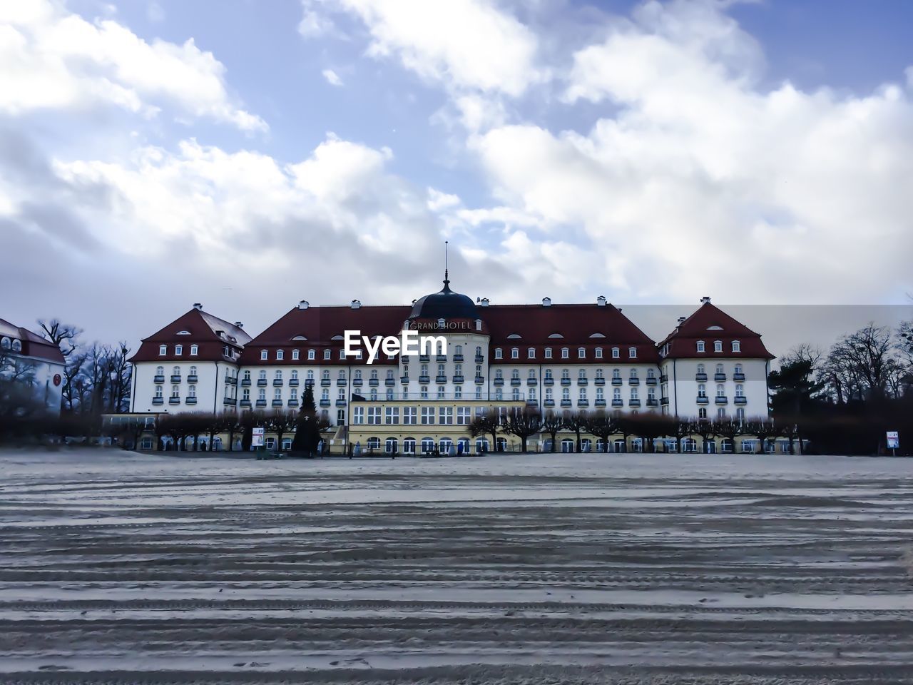 VIEW OF BUILDINGS AGAINST CLOUDY SKY