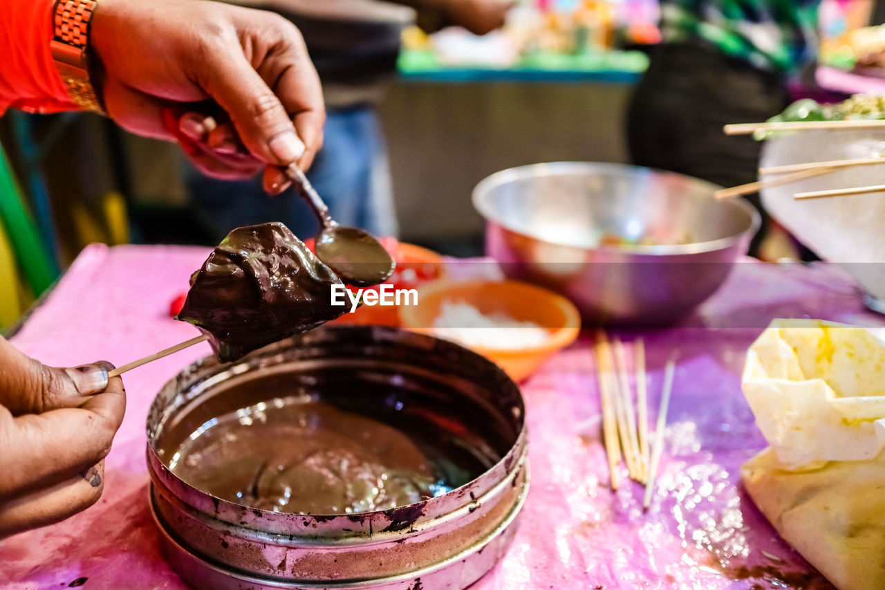 MIDSECTION OF PERSON PREPARING FOOD