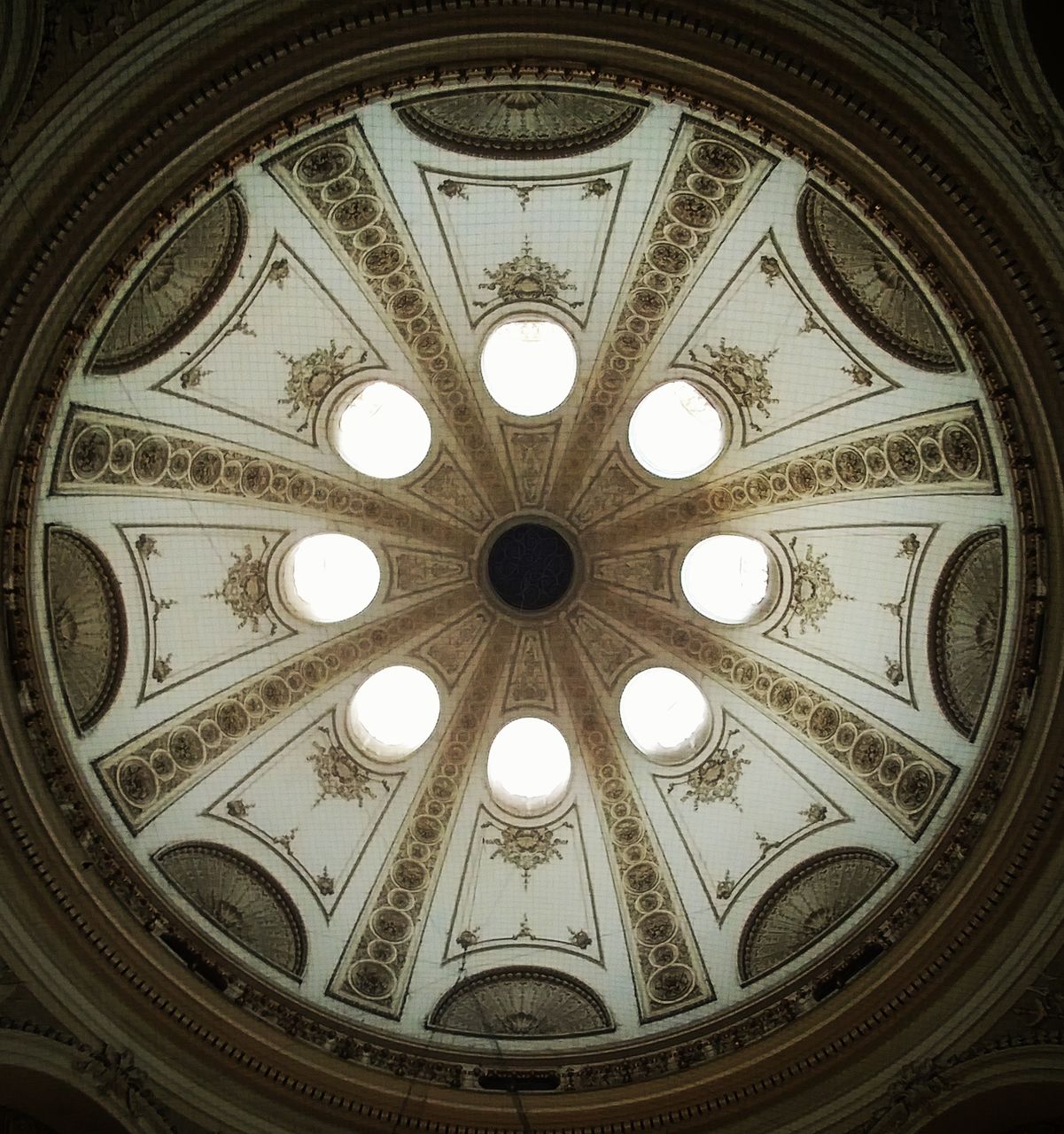 LOW ANGLE VIEW OF ILLUMINATED CEILING OF DOME