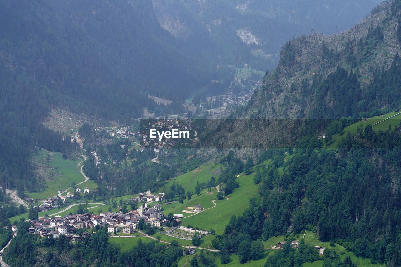 HIGH ANGLE VIEW OF TOWNSCAPE AGAINST MOUNTAIN