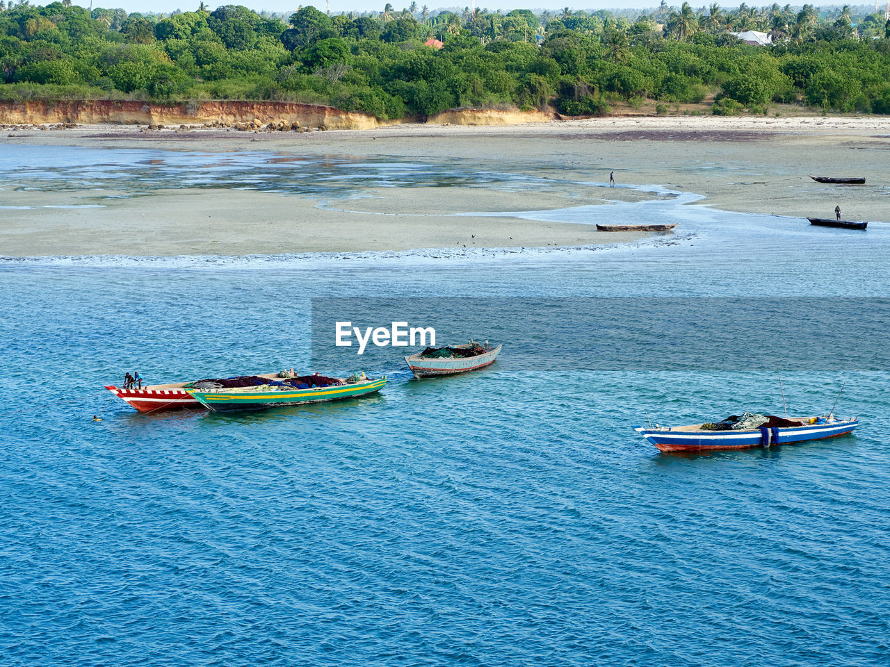 HIGH ANGLE VIEW OF NAUTICAL VESSELS MOORED IN RIVER