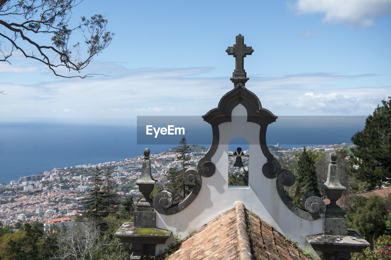 PANORAMIC SHOT OF BUILDINGS BY SEA AGAINST SKY