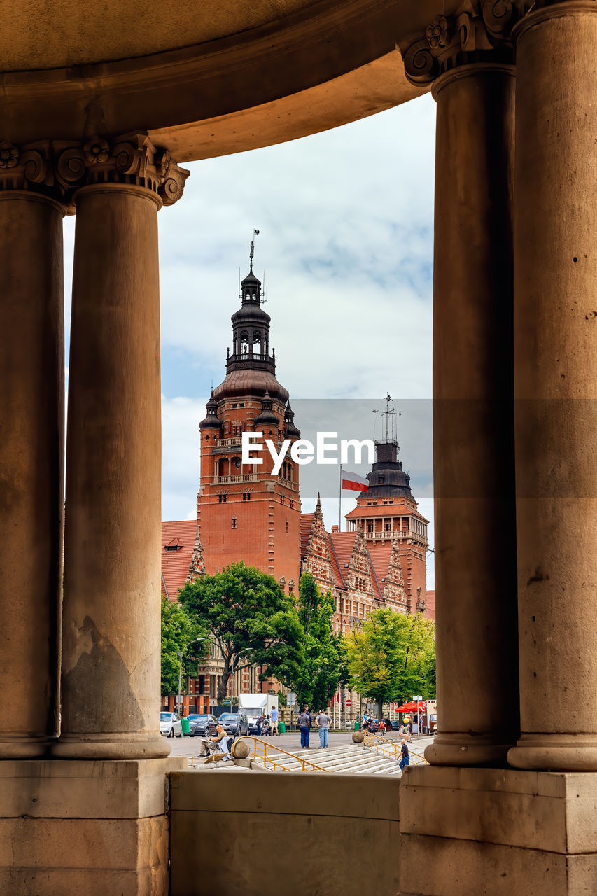 VIEW OF HISTORIC BUILDING AGAINST SKY IN CITY