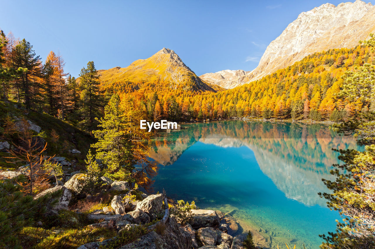 SCENIC VIEW OF LAKE AGAINST SKY DURING AUTUMN