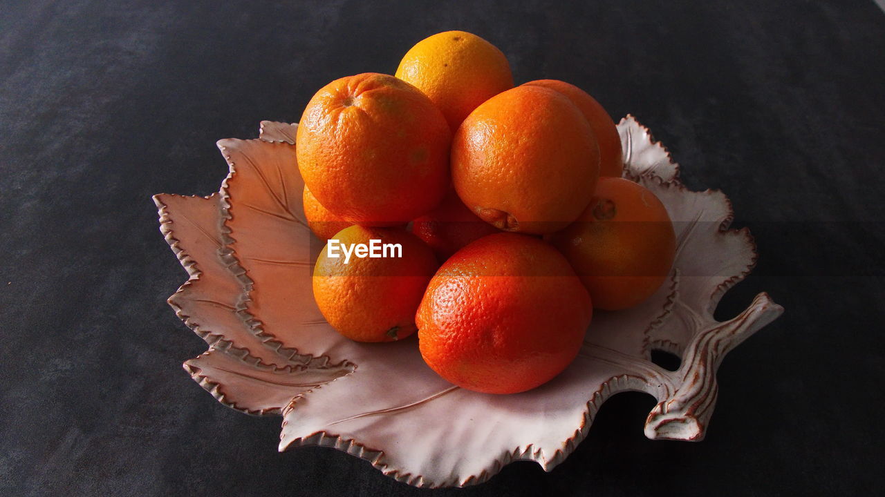 HIGH ANGLE VIEW OF FRUITS IN PLATE