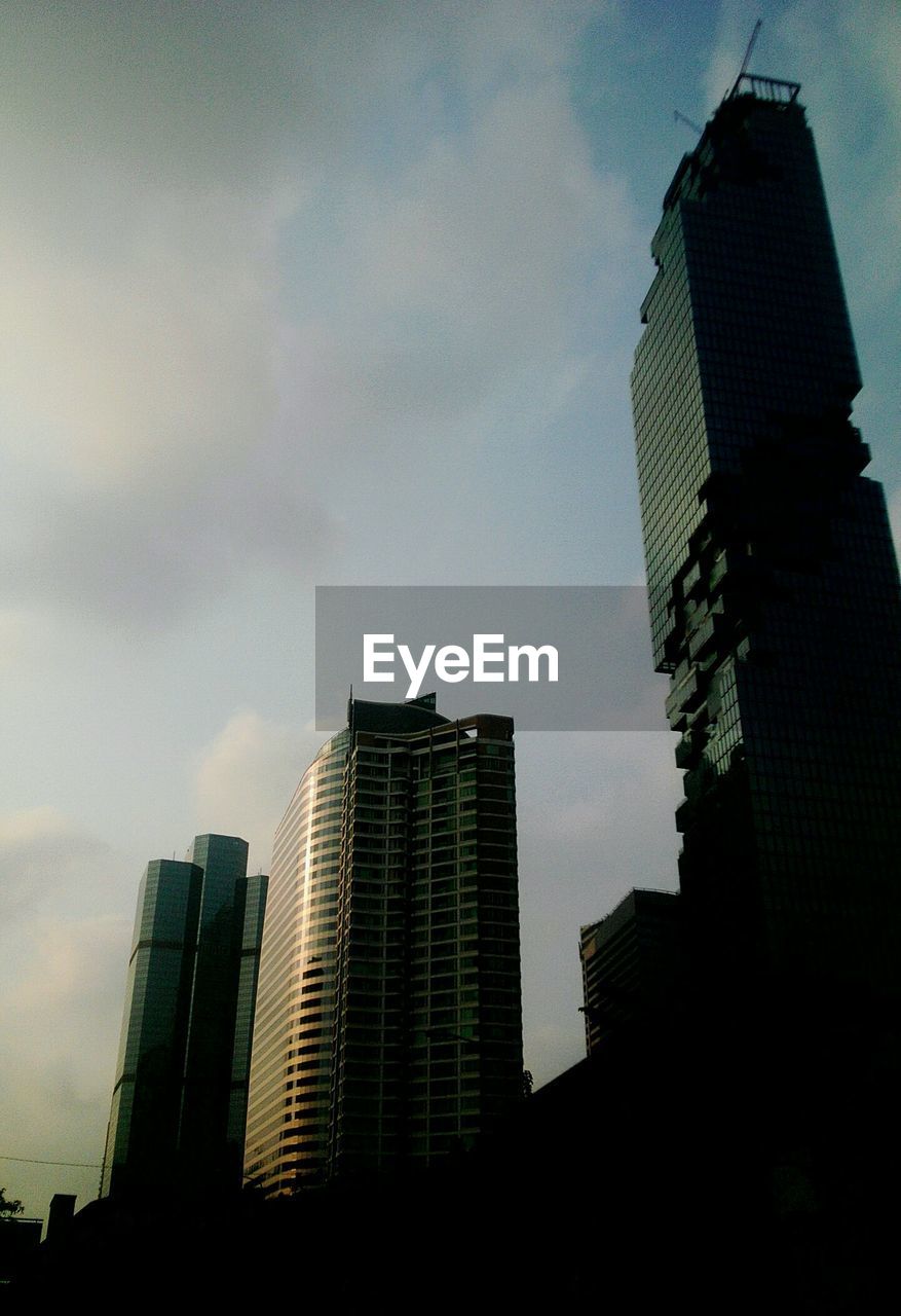 LOW ANGLE VIEW OF MODERN BUILDINGS AGAINST SKY