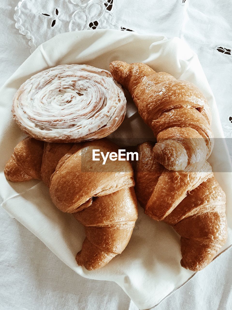 HIGH ANGLE VIEW OF BREAD ON PLATE