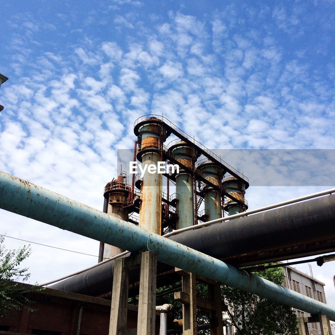 LOW ANGLE VIEW OF BUILT STRUCTURES AGAINST SKY