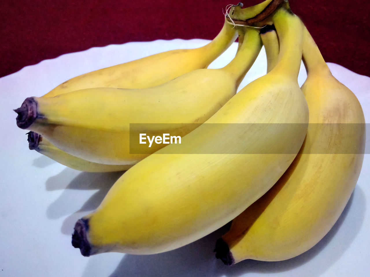 CLOSE-UP OF YELLOW FRUIT IN PLATE