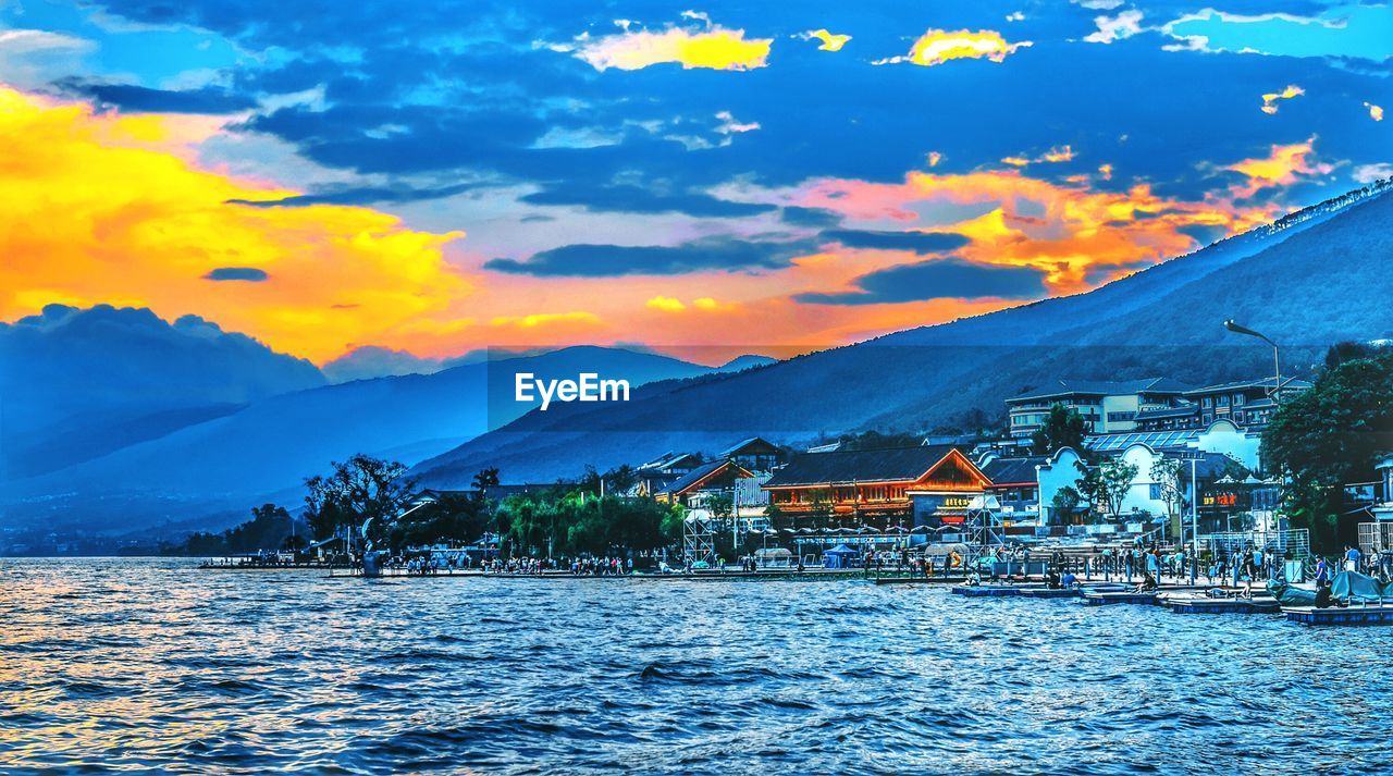 SCENIC VIEW OF RIVER BY BUILDINGS AGAINST SKY