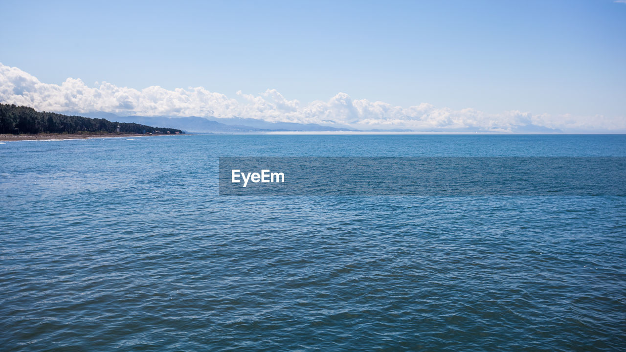 SCENIC VIEW OF SEA AND MOUNTAINS AGAINST SKY