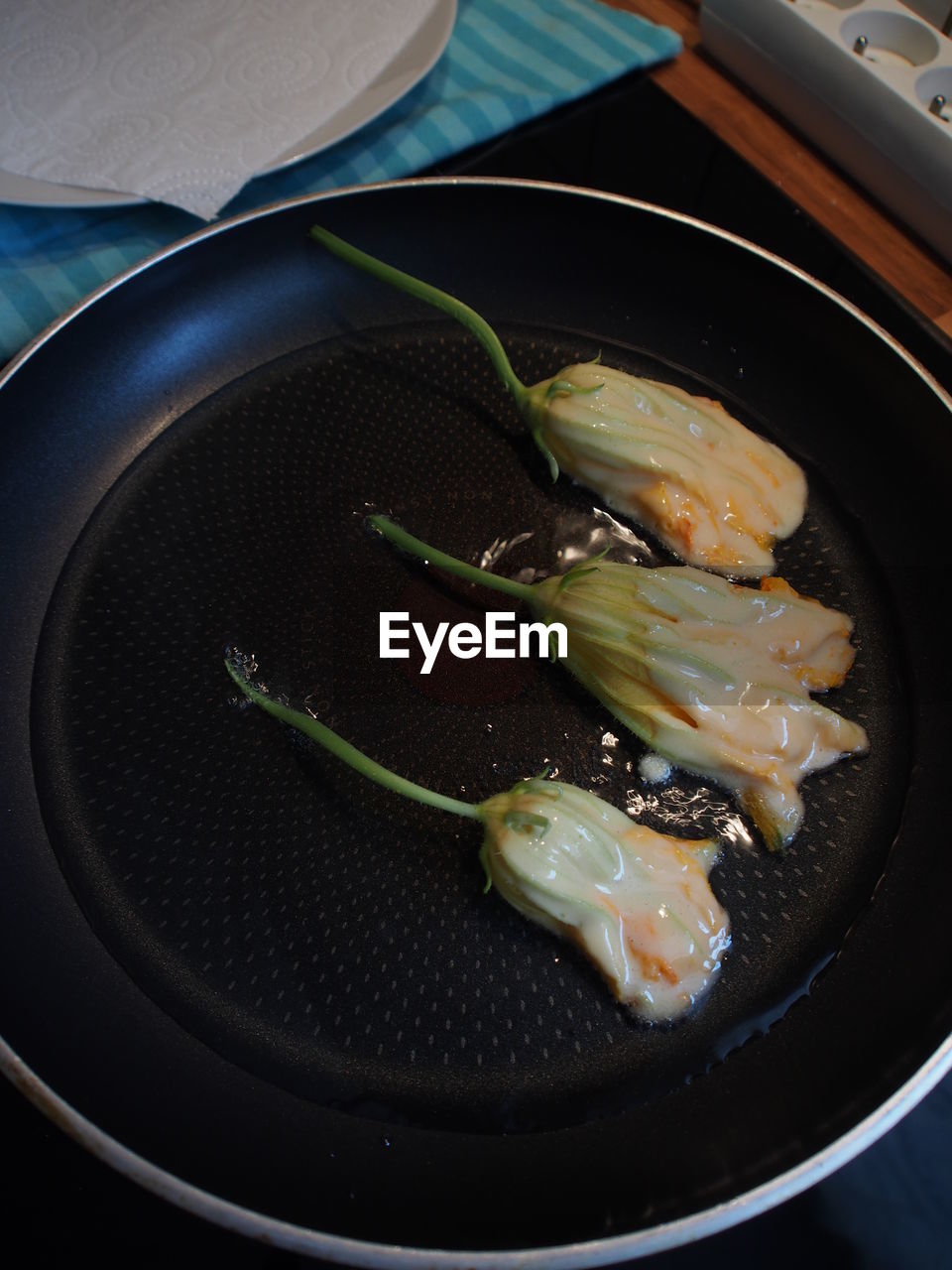 HIGH ANGLE VIEW OF NOODLES IN BOWL