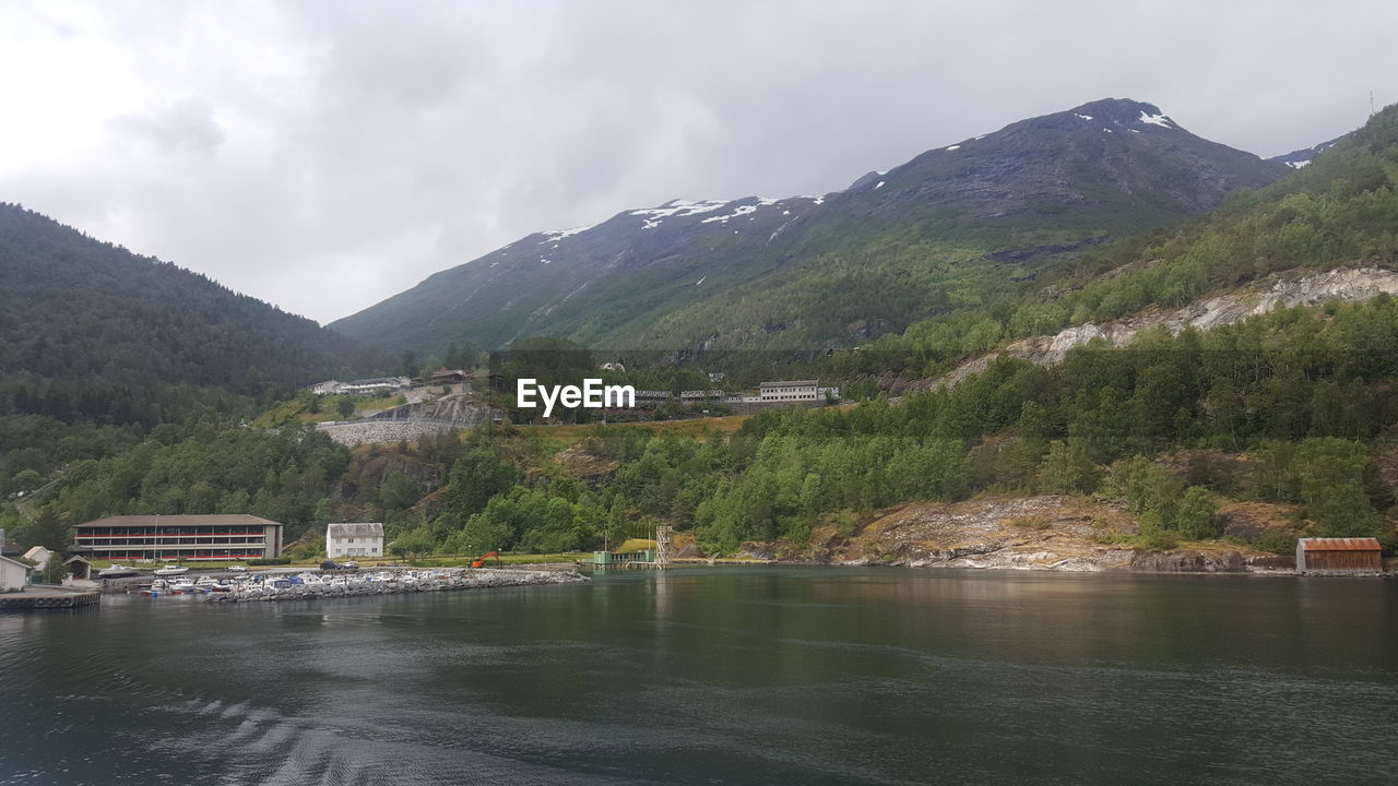 SCENIC VIEW OF RIVER AND MOUNTAINS AGAINST SKY