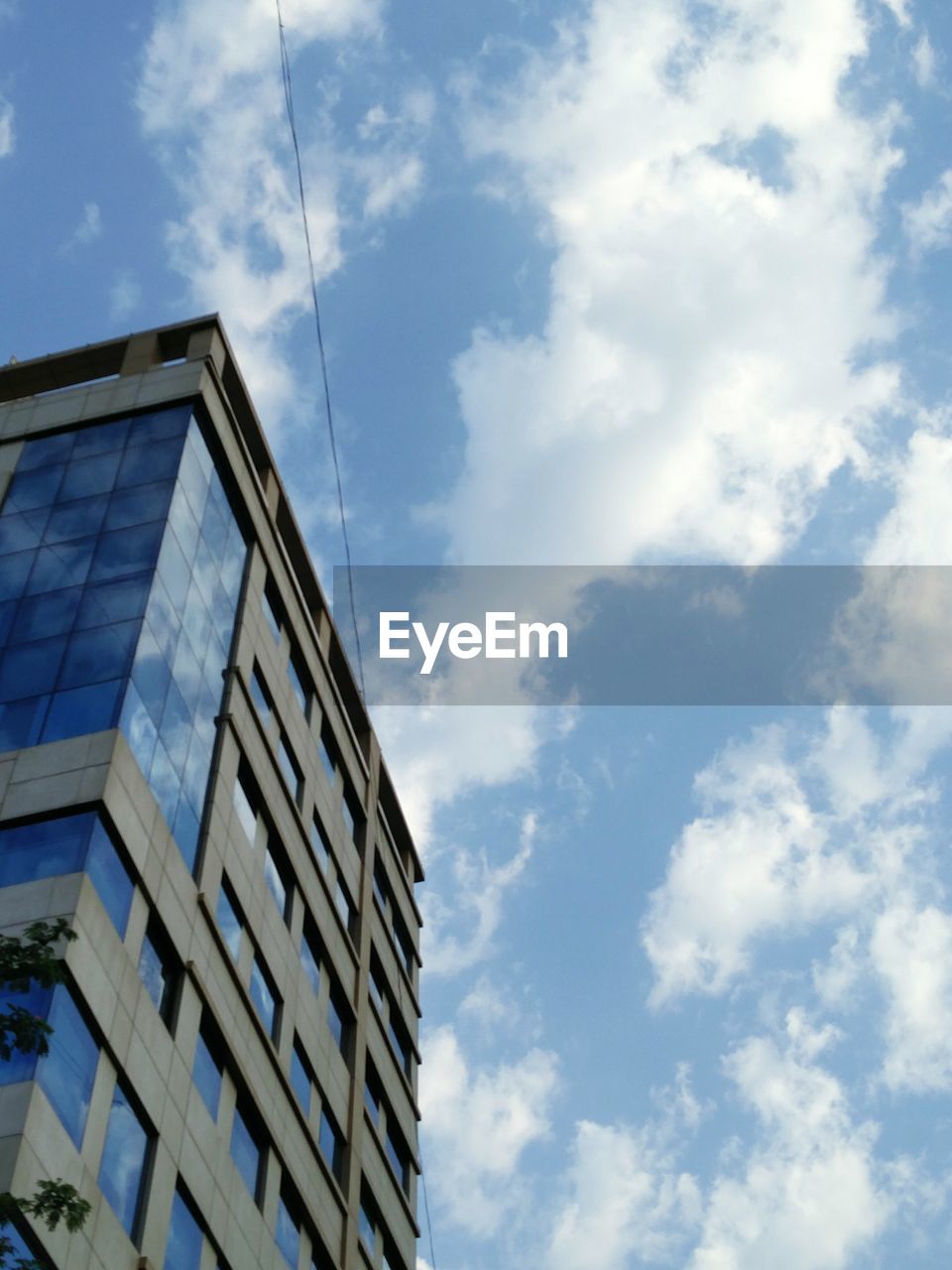 LOW ANGLE VIEW OF BUILDINGS AGAINST CLOUDY SKY