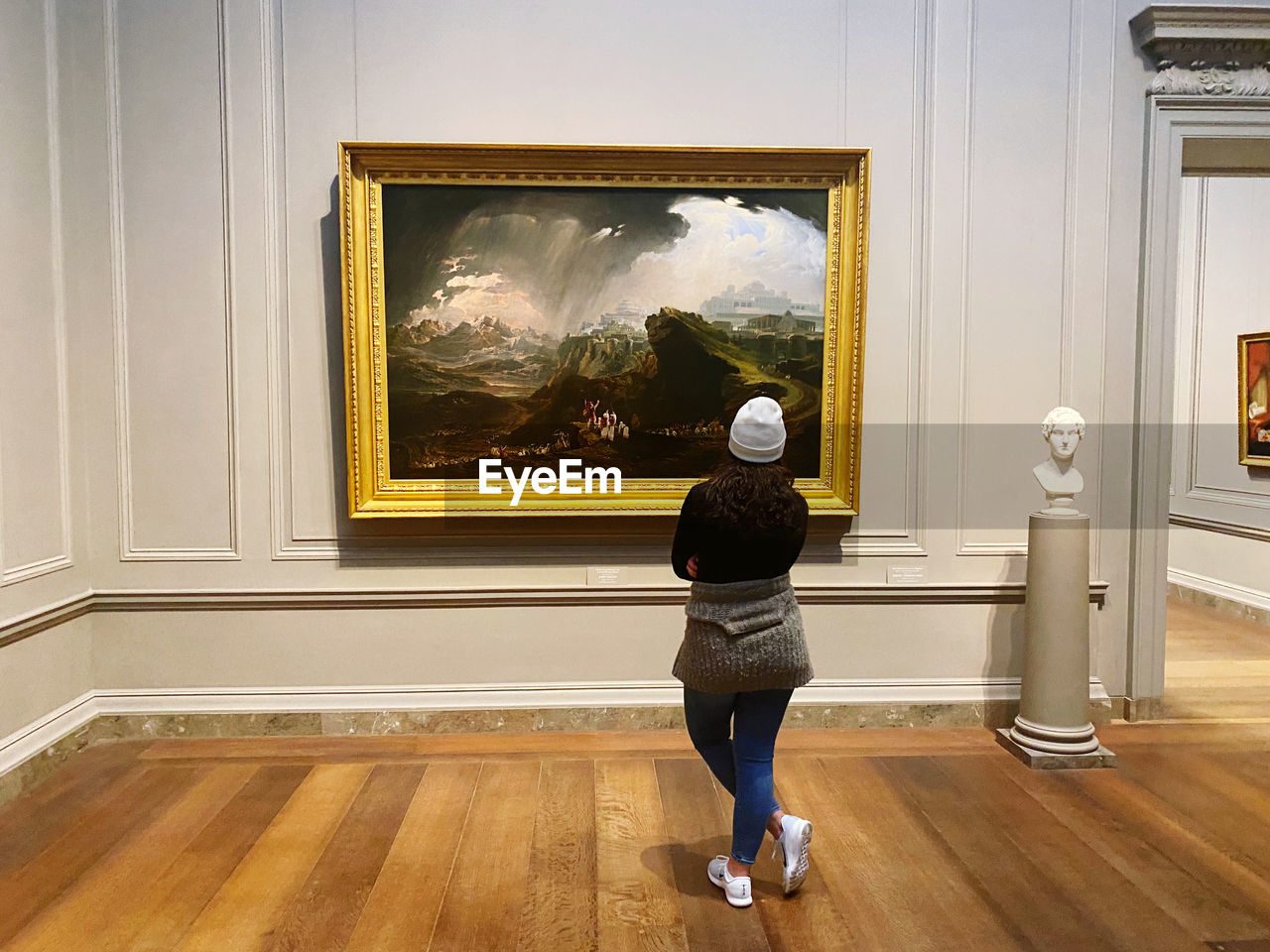 FULL LENGTH REAR VIEW OF WOMAN WALKING IN MUSEUM