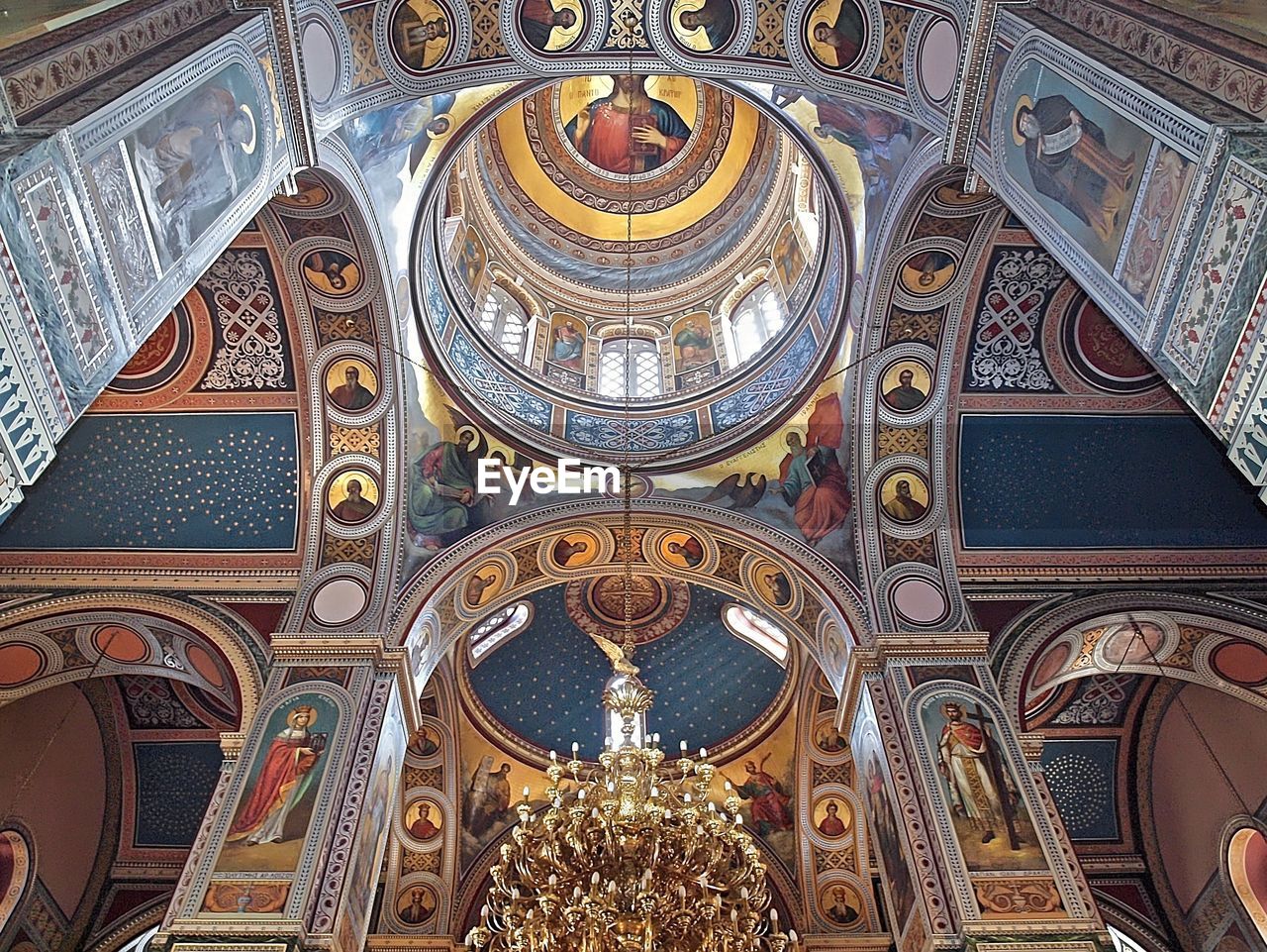 LOW ANGLE VIEW OF ORNATE CEILING IN TEMPLE BUILDING