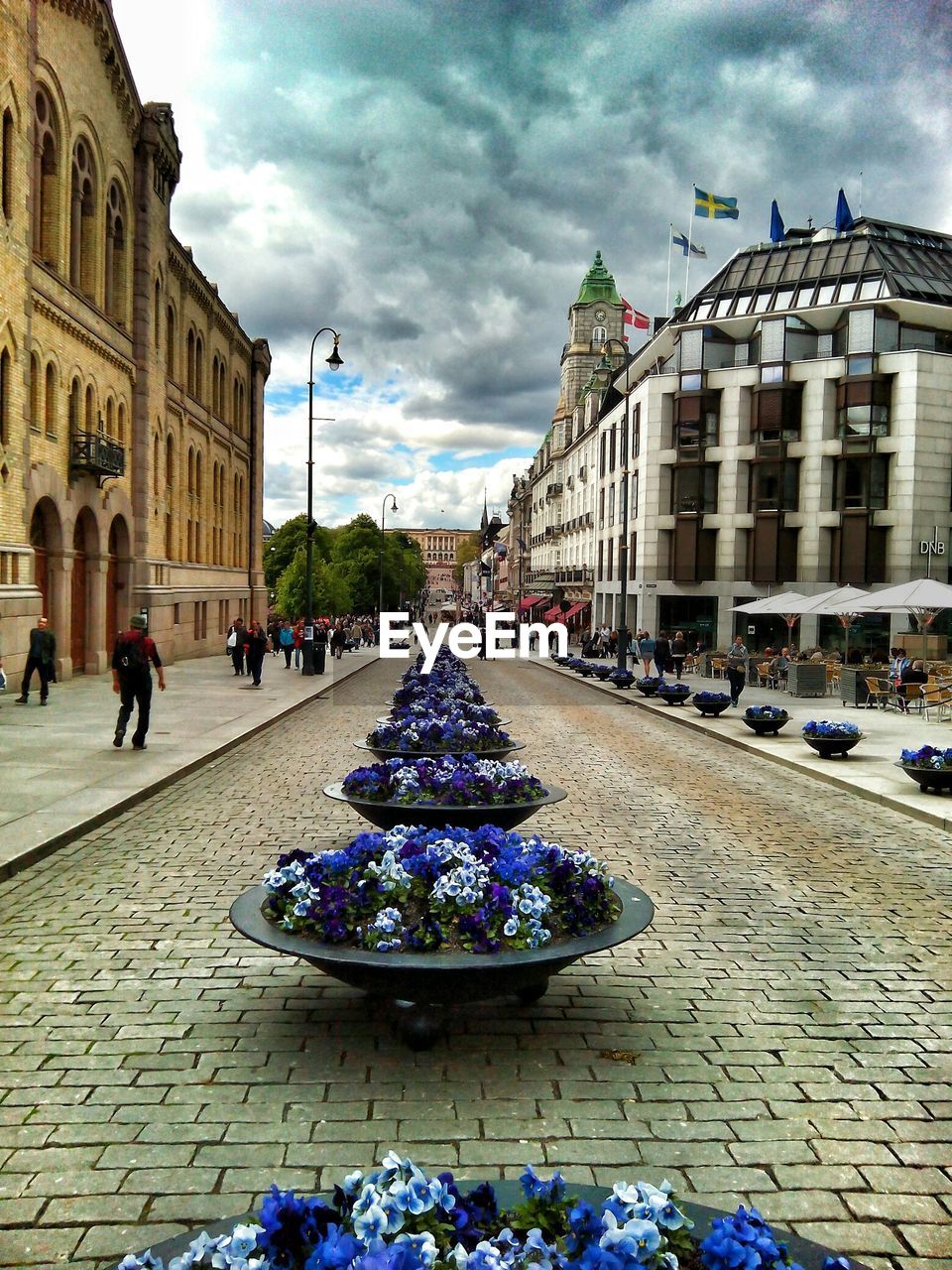 VIEW OF CITY BUILDINGS AGAINST CLOUDY SKY