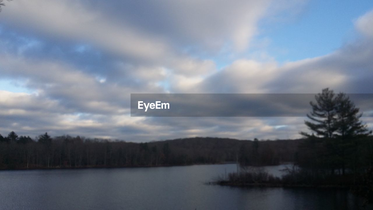 SCENIC VIEW OF RIVER AGAINST CLOUDY SKY