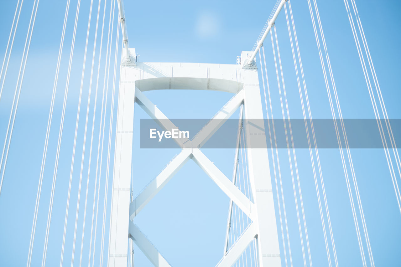 LOW ANGLE VIEW OF SUSPENSION BRIDGE AGAINST CLEAR SKY