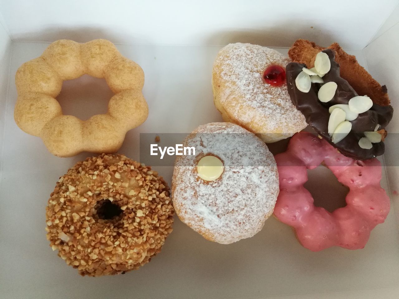 CLOSE-UP OF SWEET FOOD