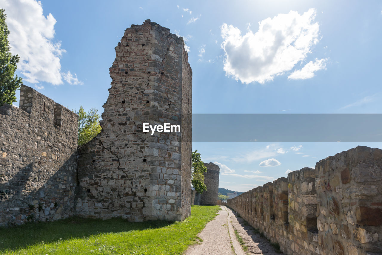 VIEW OF OLD RUINS AGAINST CLOUDY SKY