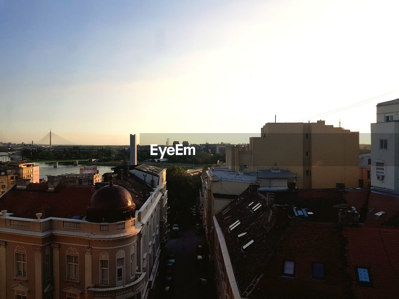 HIGH ANGLE VIEW OF BUILDINGS IN CITY AGAINST SKY