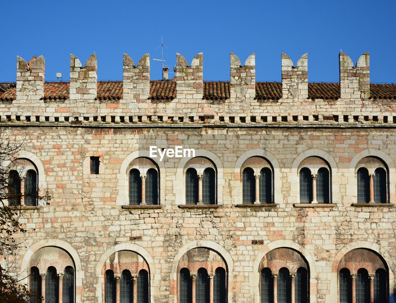 LOW ANGLE VIEW OF HISTORIC BUILDING AGAINST BLUE SKY