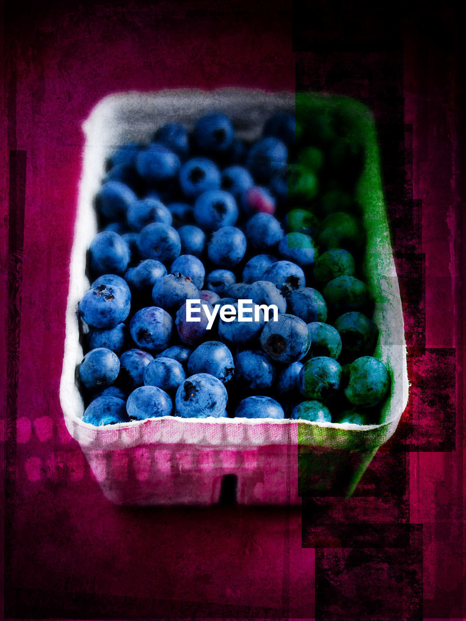 CLOSE-UP OF BLUEBERRIES IN BOWL