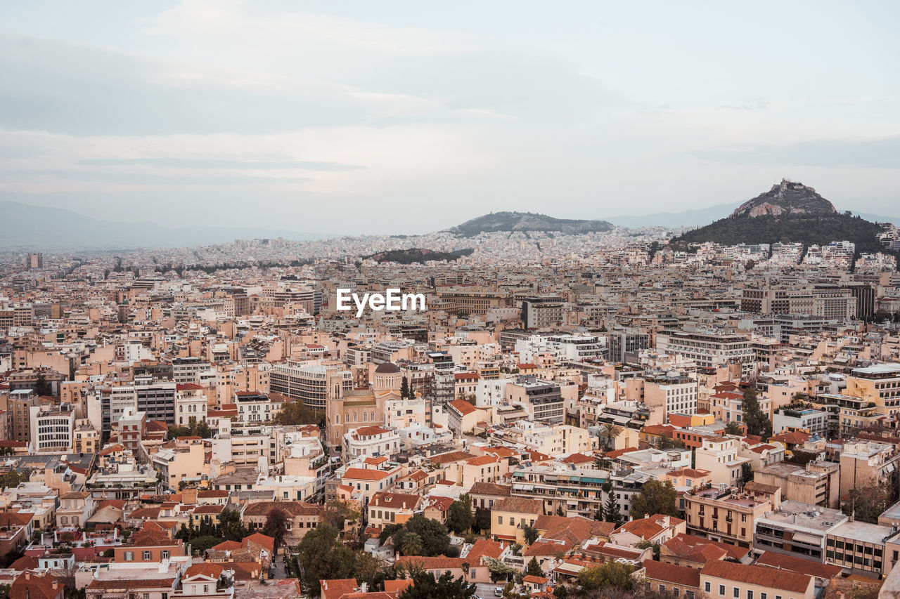HIGH ANGLE VIEW OF CITYSCAPE AGAINST SKY