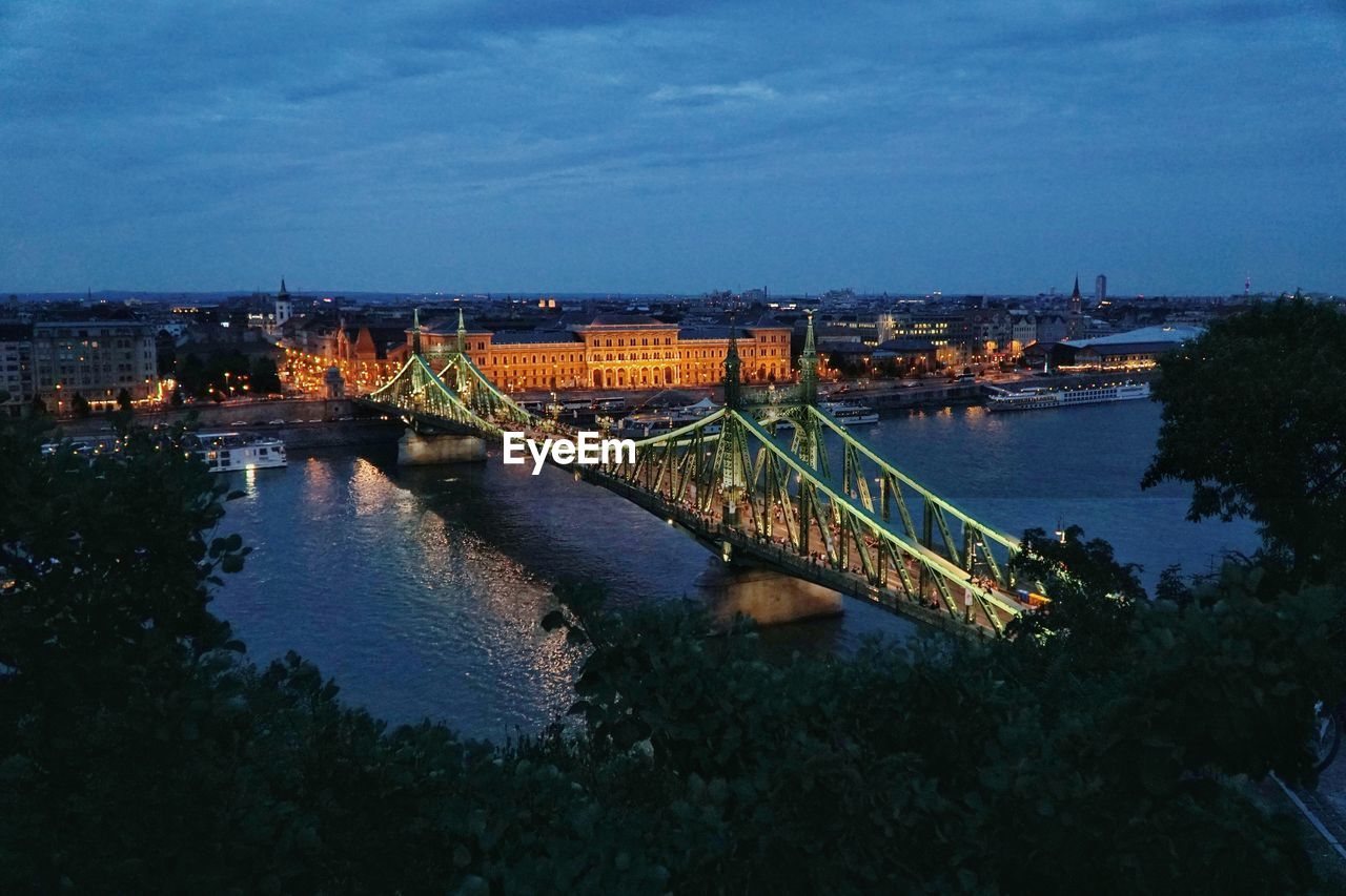 HIGH ANGLE VIEW OF BRIDGE OVER RIVER IN CITY